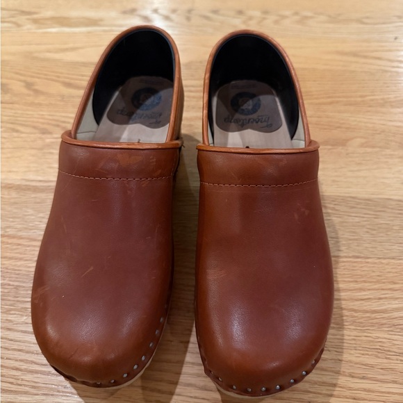 Stylish Tan Leather Mules - Picture 6 of 7